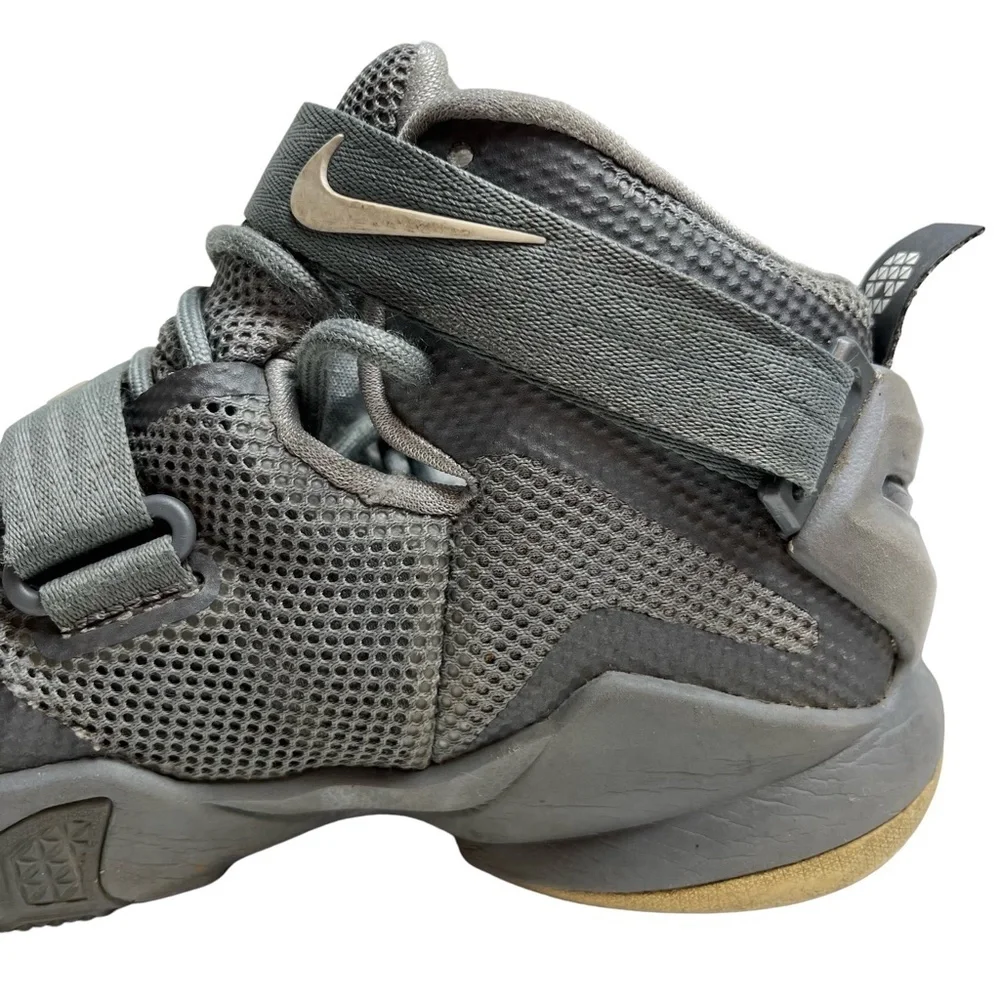 NIKE LEBRON JAMES 776471-003 Soldier IX 9 Basketball Athletic Gray Shoes sz 5 Y